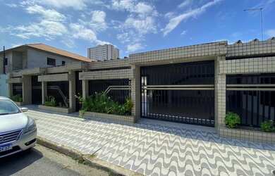 Imagem: A casa possui 1 Dormitório, 1 Banheiro, 1 Vaga na garagem