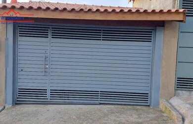 Imagem: A casa possui 3 Dormitórios, 1 Banheiro, 2 Vagas na garagem