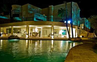 Imagem: A casa possui 5 Dormitórios, 5 Banheiros, 5 Vagas na garagem