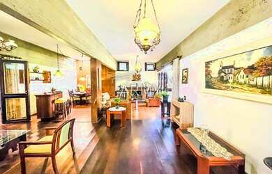 Imagem: A casa possui 5 Dormitórios, 4 Banheiros, 5 Vagas na garagem