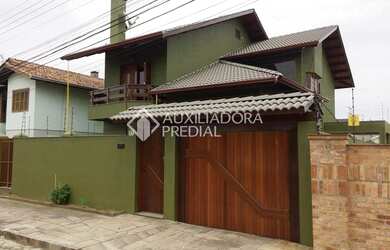 Imagem: A casa possui 3 Dormitórios, 1 Banheiro, 2 Vagas na garagem