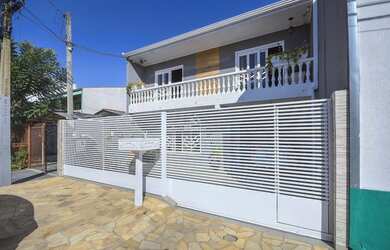 Imagem: A casa possui 3 Dormitórios, 3 Banheiros, 2 Vagas na garagem