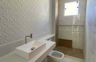 Imagem: A casa possui 3 Dormitórios, 2 Banheiros, 2 Vagas na garagem