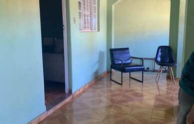 Imagem: A casa possui 3 Dormitórios, 1 Banheiro, 1 Vaga na garagem