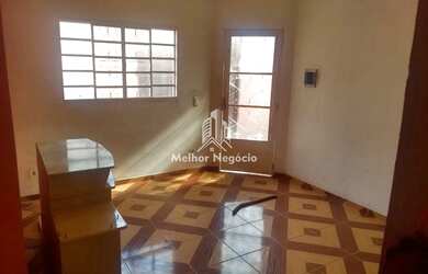 Imagem: A casa possui 2 Dormitórios, 1 Banheiro, 2 Vagas na garagem