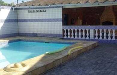 Imagem: A casa possui 3 Dormitórios, 3 Banheiros, 2 Vagas na garagem