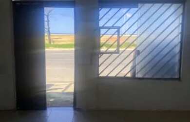 Imagem: Porto comercial de frente para o mar