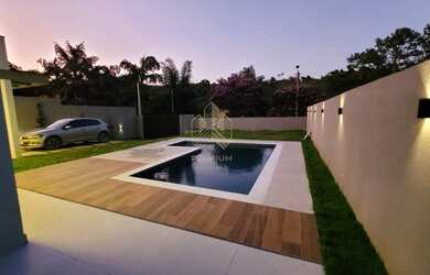 Imagem: A casa possui 3 Dormitórios, 2 Banheiros, 4 Vagas na garagem