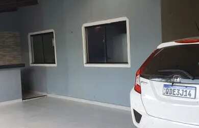 Imagem: A casa possui 3 Dormitórios, 1 Banheiro, 2 Vagas na garagem