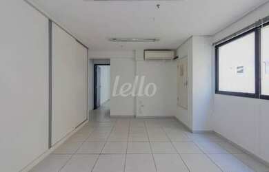 Imagem: O depósito para alugar possui 2 Vagas na garagem e 60m² de