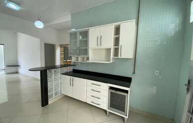 Imagem: A casa possui 2 Dormitórios, 3 Banheiros, 2 Vagas na garagem