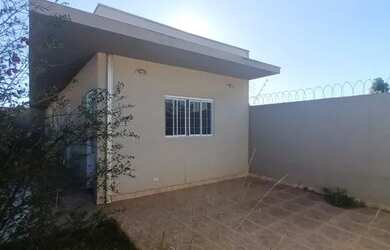 Imagem: A casae possui 2 Dormitórios, 1 Banheiro, 2 Vagas na garagem