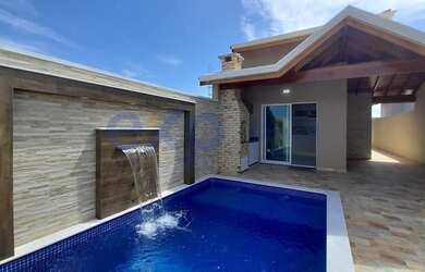 Imagem: A casa possui 2 Dormitórios, 2 Banheiros, 2 Vagas na garagem