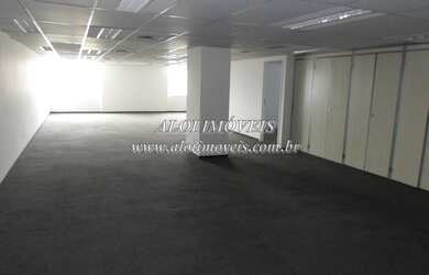 Imagem: O depósito possui 2 Vagas na garagem, 210m² de Área e está
