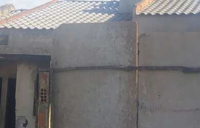 Imagem: A casa possui 3 Dormitórios, 1 Banheiro, 1 Vaga na garagem