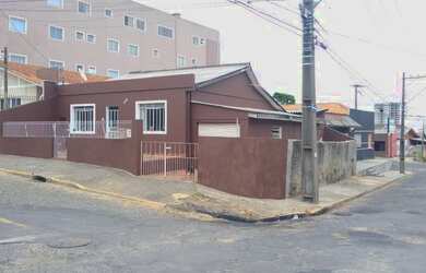 Imagem: A casa possui 3 Dormitórios, 1 Banheiro, 1 Vaga na garagem