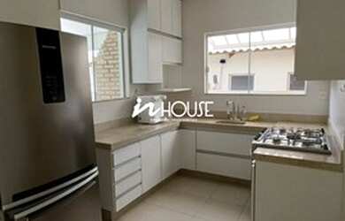 Imagem: A casa possui 3 Dormitórios, 2 Banheiros, 2 Vagas na garagem