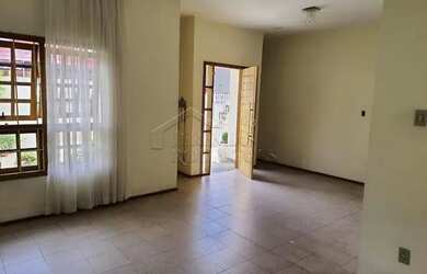 Imagem: O depósito possui 2 Vagas na garagem, 120m² de Área e está