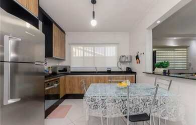 Imagem: A casa possui 3 Dormitórios, 2 Banheiros, 1 Vaga na garagem