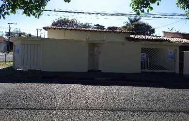 Imagem: A casa possui 3 Dormitórios, 2 Banheiros, 5 Vagas na garagem