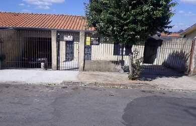 Imagem: A casa possui 4 Dormitórios, 2 Banheiros, 3 Vagas na garagem