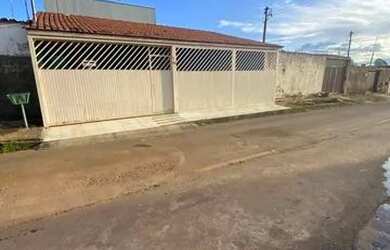 Imagem: A casa possui 3 Dormitórios, 2 Banheiros, 1 Vaga na garagem
