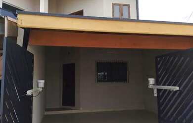 Imagem: A casa possui 3 Dormitórios, 2 Banheiros, 2 Vagas na garagem