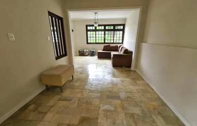 Imagem: A casa possui 5 Dormitórios, 4 Banheiros, 2 Vagas na garagem