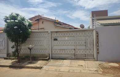 Imagem: A casa possui 3 Dormitórios, 1 Banheiro, 2 Vagas na garagem