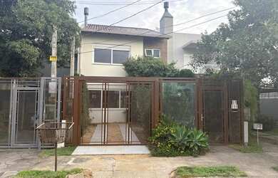 Imagem: A casa possui 3 Dormitórios, 4 Banheiros, 2 Vagas na garagem