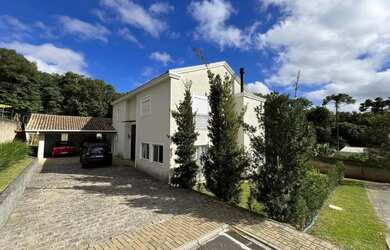 Imagem: A casa possui 3 Dormitórios, 4 Banheiros, 5 Vagas na garagem