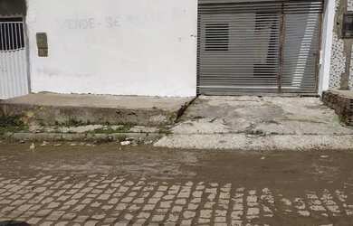 Imagem: A casa possui 2 Dormitórios, 2 Banheiros, 2 Vagas na garagem