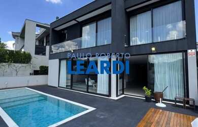 Imagem: A casa em condomínio possui 4 Dormitórios, 5 Banheiros, 4