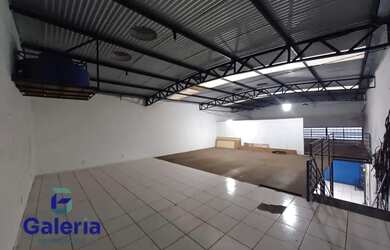 Imagem: O depósito possui 3 Vagas na garagem e 300m² de Área e está