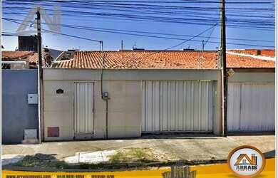 Imagem: A casa possui 3 Dormitórios, 1 Banheiro, 2 Vagas na garagem