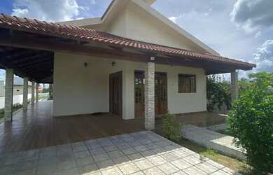 Imagem: A casa possui 3 Dormitórios, Acomoda 1 pessoa, 2 Vagas na garagem