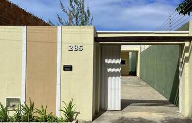 Imagem: A casa possui 2 Dormitórios, 2 Banheiros, 4 Vagas na garagem