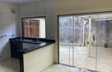 Imagem: A casa possui 1 Dormitório, 1 Banheiro, 1 Vaga na garagem