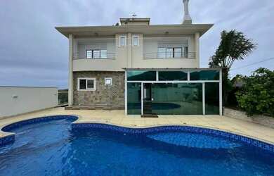 Imagem: A casa possui 3 Dormitórios, 5 Banheiros, 4 Vagas na garagem