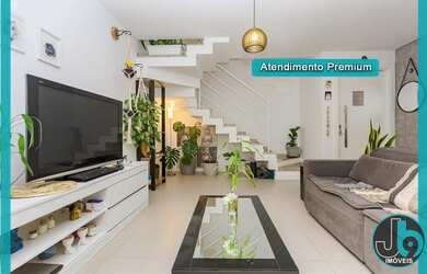 Imagem: A casa possui 3 Dormitórios, 2 Banheiros, 2 Vagas na garagem