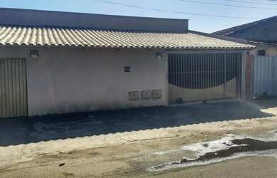 Imagem: A casa possui 2 Dormitórios, 2 Banheiros, 2 Vagas na garagem