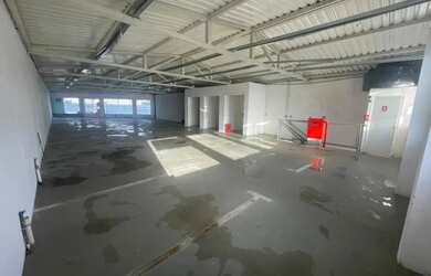 Imagem: O depósito possui 5 Vagas na garagem, 1.170m² de Área e