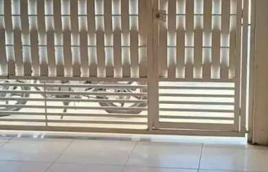 Imagem: A casa possui 2 Dormitórios, 2 Banheiros, 2 Vagas na garagem