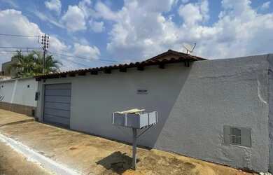 Imagem: A casa possui 2 Dormitórios, 1 Banheiro, 4 Vagas na garagem