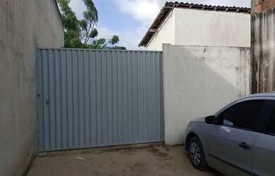 Imagem: A casa possui 2 Dormitórios, 1 Banheiro, 1 Vaga na garagem