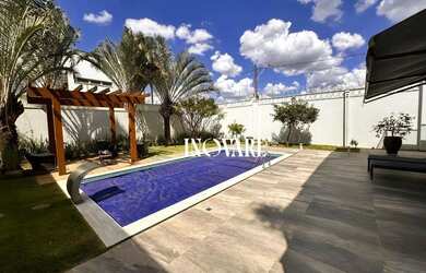 Imagem: A casa em condomínio possui 3 Dormitórios, 5 Banheiros, 392m²