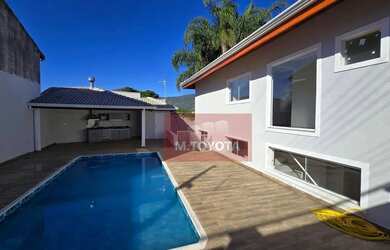 Imagem: A casa possui 4 Dormitórios, 3 Banheiros, 5 Vagas na garagem