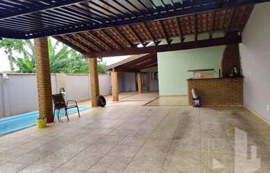 Imagem: A casa possui 3 Dormitórios, 2 Banheiros, 4 Vagas na garagem