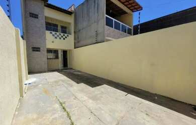 Imagem: A casa possui 3 Dormitórios, 3 Banheiros, 2 Vagas na garagem