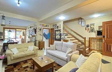 Imagem: A casa possui 3 Dormitórios, 2 Banheiros, 2 Vagas na garagem